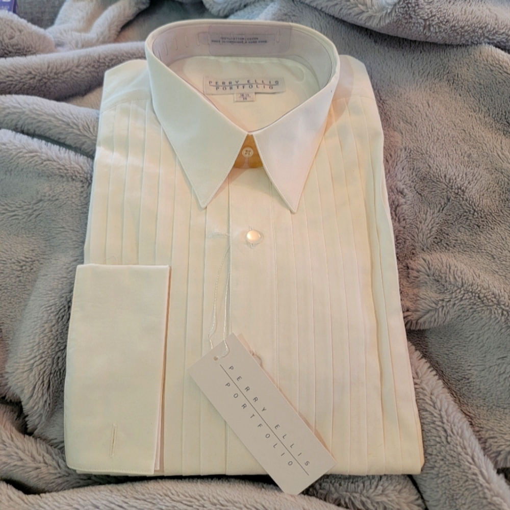 NWT Beautiful button down men's  shirt